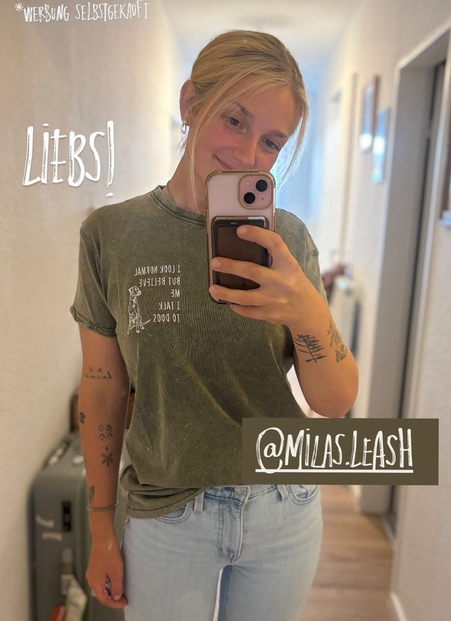 Marlene im T-Shirt mit gesticktem Hund und Spruch
